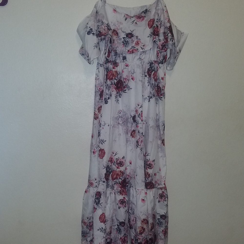 Elegant Floral Cold-Shoulder Maxi Dress - Picture 2 of 6